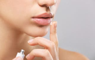 Напукани устни